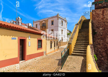 La ville de SILVES, PORTUGAL - 17 MAI 2015 : rue étroite de la vieille ville de Silves aux maisons colorées. Banque D'Images