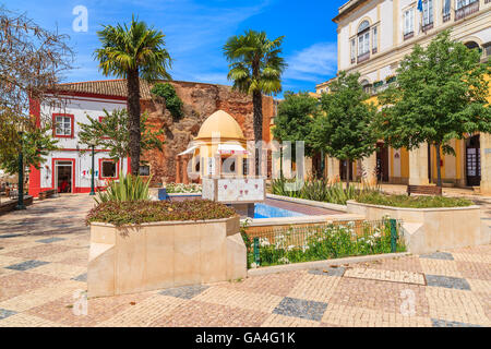 La ville de SILVES, PORTUGAL - 17 MAI 2015 : place avec Hôtel de ville en portugais dans la ville historique de Silves. Célèbre château est situé dans cette ville qui est mieux conservé dans toute la région. Banque D'Images