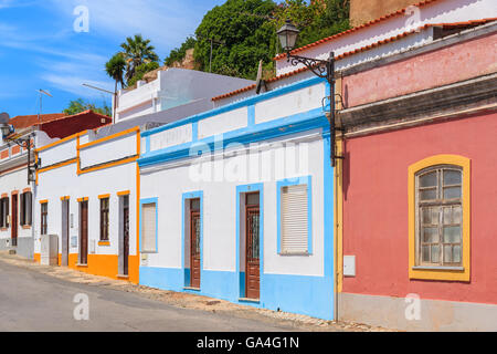 Maisons colorées le long d'une rue en portugais La ville historique de Silves, région de l'Algarve, Portugal Banque D'Images