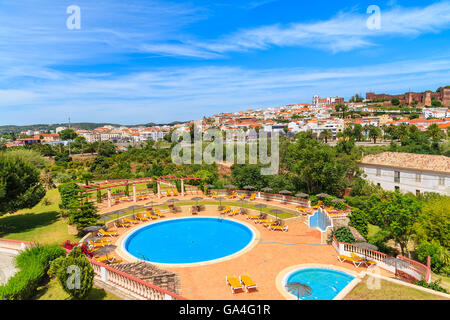 Vue de la ville de Silves et complexe de piscines dans la région de l'Algarve, Portugal Banque D'Images