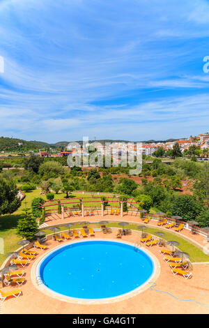 Vue de la ville de Silves et complexe de piscines dans la région de l'Algarve, Portugal Banque D'Images