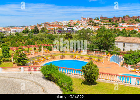 Vue de la ville de Silves et complexe de piscines dans la région de l'Algarve, Portugal Banque D'Images