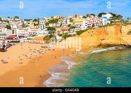 Avec vue sur la plage de Carvoeiro aux maisons colorées sur les côtes du Portugal Banque D'Images