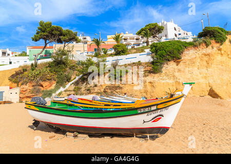 La plage de Carvoeiro, PORTUGAL - 17 MAI 2015 : typique des bateaux de pêche sur la plage de Carvoeiro village côtier. Carvoeiro est une destination touristique populaire sur la côte de l'Algarve. Banque D'Images