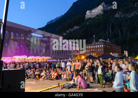 Journée nationale de Vaduz Liechtenstein : les spectateurs en face de la scène pour des concerts , Neue Bank Banque Château de Vaduz, Liechtenstein Banque D'Images