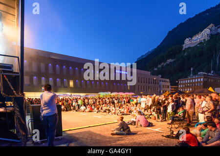 Journée nationale de Vaduz Liechtenstein : les spectateurs en face de la scène pour des concerts , Neue Bank Banque Château de Vaduz, Liechtenstein Banque D'Images