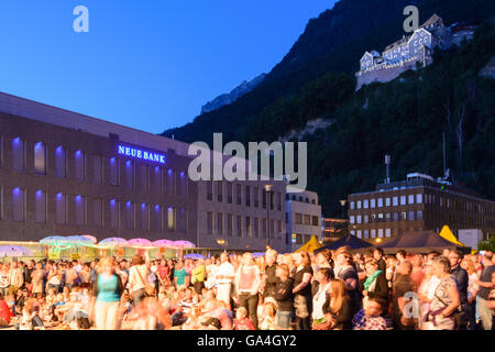 Journée nationale de Vaduz Liechtenstein : les spectateurs en face de la scène pour des concerts , Neue Bank Banque Château de Vaduz, Liechtenstein Banque D'Images