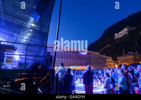 Journée nationale de Vaduz Liechtenstein : les spectateurs en face de la scène pour des concerts , Neue Bank Banque Château de Vaduz, Liechtenstein Banque D'Images