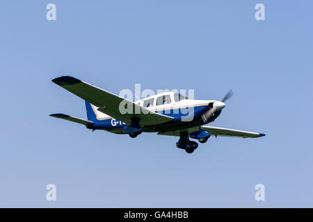 Piper PA-28-181 Cherokee Archer II G-TSGJ l'atterrissage à l'Aérodrome de Sturgate Banque D'Images