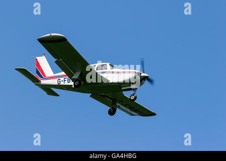 Piper PA-28-180 Cherokee Archer G-FBWH l'atterrissage à l'Aérodrome de Sturgate Banque D'Images