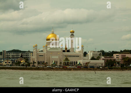 Belle vue du sultan Omar Ali Mosquée Saifudding, Bandar Seri Begawan, Brunei Banque D'Images