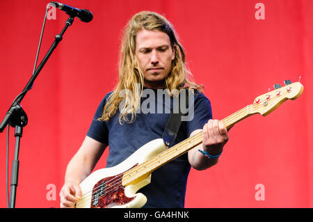 BELFAST, IRLANDE DU NORD. 29 JUN 2016 - bassiste Árni Árnason à partir de l'ouest de Londres, le groupe de rock indépendant originaire de la "vaccins" à Belsonic Festival de Musique Banque D'Images