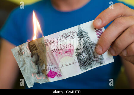 Mettre le feu à l'homme d'argent, symbolisant l'effondrement de l'économie britannique post brexit Banque D'Images