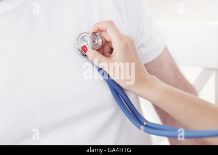 Heartbeat Doctor with stethoscope, close-up view Banque D'Images