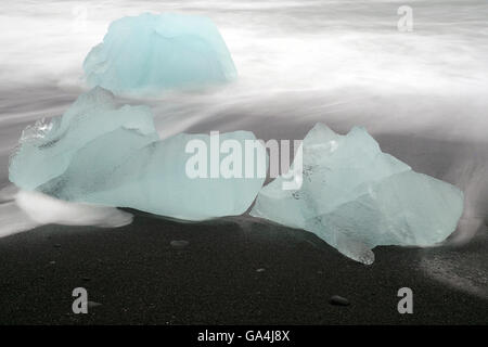 Les icebergs sur la plage volcanique noire Banque D'Images