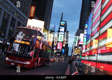 Vue de la 7e Avenue traffic en plein centre de New York au crépuscule en été. Banque D'Images