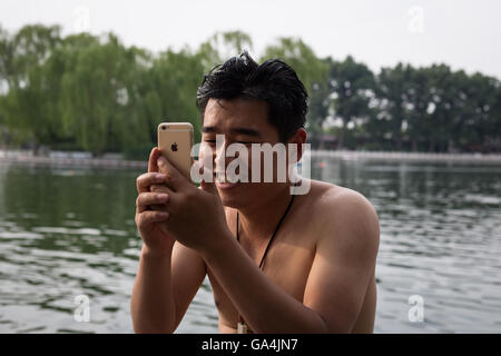 Les jeunes Chinois jouent avec leurs smartphones et les médias sociaux, à Beijing, Chine Banque D'Images