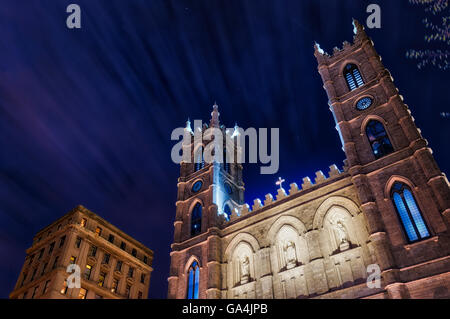 La Basilique de Notre Dame de Montréal Québec Canada, photo de nuit avec les nuages filant passé Banque D'Images