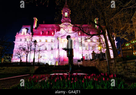 La statue de Jean Drapeau (maire de Montréal) et l'Hôtel de Ville la nuit, Montréal, Québec, Canada Banque D'Images