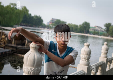 Les jeunes hommes chinois, à la région du lac Hou Hai de Beijing, Chine. Banque D'Images