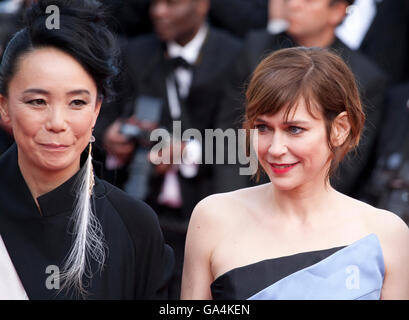 Naomi Kawase directeur et l'actrice Marie-Josée Croze à la projection de gala pour le film La Fille inconnue (La Fille Inconnue) à t Banque D'Images