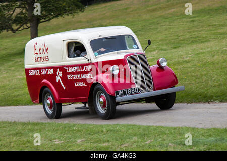 Exide batteries 1948 Ford E83W Thames Fordson 10cwt fourgonnette commerciale vintage à Leighton Hall, Carnforth, Lancashire, Lakeland Classic car Rally organisé par Mark Woodward Classic Events, il s'agit de l'un des 12 spectacles organisés dans différents endroits du pays et présente plus de 400 voitures classiques, voitures anciennes, moteurs fixes,publicités et véhicules restaurés. Banque D'Images