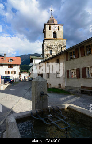 Bergün/Bravuogn vieille ville avec des maisons dans le style de l'Engadine et tour carrée la Tuor ( tour romane ) Suisse Grisons, gris Banque D'Images