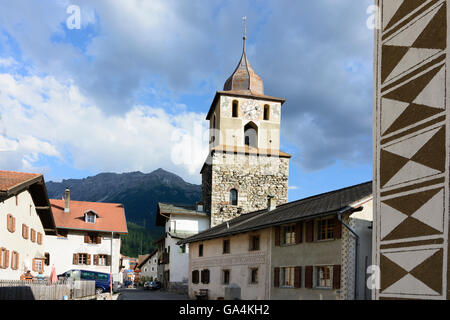 Bergün/Bravuogn vieille ville avec des maisons dans le style de l'Engadine et tour carrée la Tuor ( tour romane ) Suisse Grisons, gris Banque D'Images