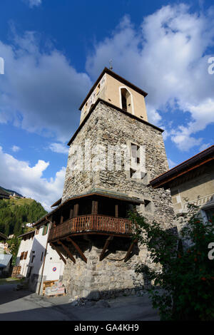 Bergün/Bravuogn vieille ville avec des maisons dans le style de l'Engadine et tour carrée la Tuor ( tour romane ) Suisse Grisons, gris Banque D'Images