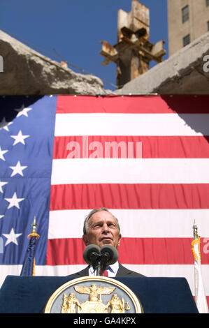 6 Septembre 2005 - New York, NY - Maire de la ville de New York, Mike Bloomberg donne un discours de ruines des tours jumelles. Banque D'Images