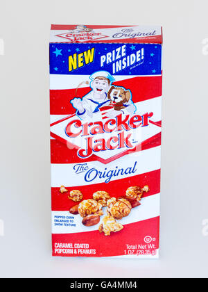 Une boîte de Cracker Jack, un snack-américain composé de mélasse-saveur de caramel, pop-corn et les arachides. Banque D'Images