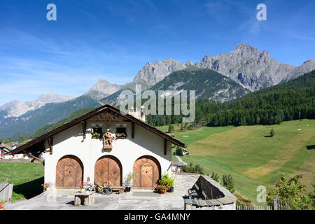 Tarasp bâtiments agricoles dans les Grisons, Suisse Château de Tarasp Unterengadin basse Engadine, Grisons Banque D'Images