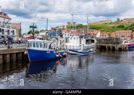 Des bateaux de pêche à New Quay quai dans le port de Whitby, North Yorkshire UK Banque D'Images