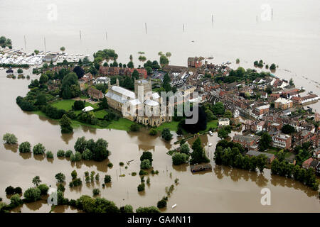 Des tempêtes ont frappé le Royaume-Uni.L'abbaye de Tewkesbury, consacrée en 1121, est entourée d'eaux de crue près de Tewkesbury, Gloucestershire. Banque D'Images