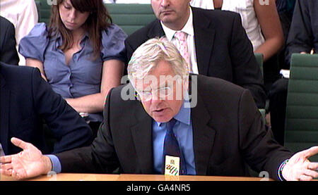 Capture vidéo du président exécutif d'ITV, Michael Grade, ancien président de la BBC, qui a témoigné devant le comité spécial du DCMS à la Chambre des communes, dans le centre de Londres. Banque D'Images