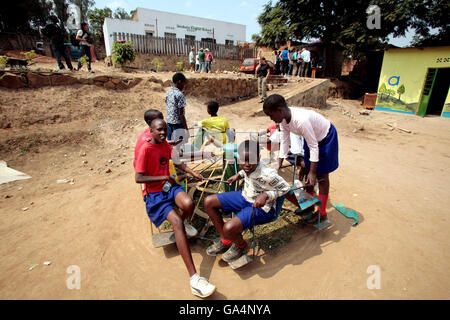 Les enfants jouent pendant que le chef du parti conservateur David Cameron se rend à Girubunto, un orphelinat de Kigali, au Rwanda. Banque D'Images