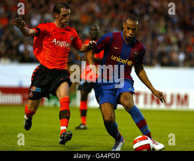 Football - amical - Dundee United / Barcelone - Tannadice Park.Thierry Herny, de Barcelone, se défile avec Lee Wilkie, de Dundee United, lors du match amical d'avant-saison au parc Tannadice, à Dundee. Banque D'Images