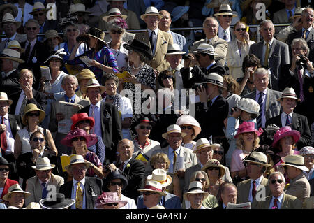 Course - glorieux Goodwood - première journée.Les Racegoers dans la tribune principale regardent la quatrième course à l'hippodrome de Goodwood. Banque D'Images