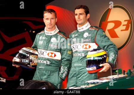 Eddie Irvine et Pedro de la Rosa au lancement De la Jaguar R3 2002 à l'usine de l'écurie Banque D'Images