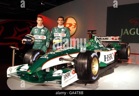 Motor Sport - Formule 1 - lancement de la voiture Jaguar R3.Eddie Irvine et Pedro de la Rosa lors du lancement de la voiture Jaguar R3 2002 à l'usine de l'écurie Banque D'Images