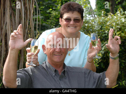 Derek Ladner et son épouse Dawn, 60 ans, de Redruth, en Cornouailles, célèbrent leur double gain Lotto après avoir accidentellement acheté deux billets avec les mêmes numéros. Banque D'Images