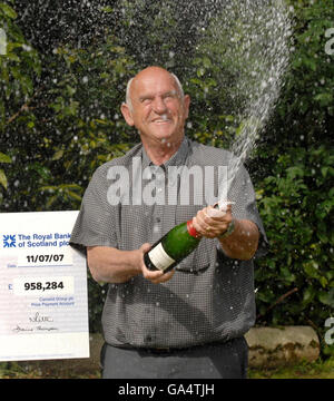 Bowls aimant Derek Ladner de Redruth, Cornwall célèbre sa double victoire Lotto après avoir accidentellement acheté deux billets avec les mêmes numéros. Banque D'Images