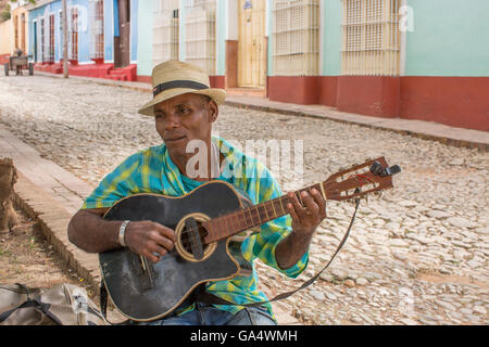 Musicien de rue qui joue de la guitare sur la Plaza Major, Trinidad, Cuba Banque D'Images