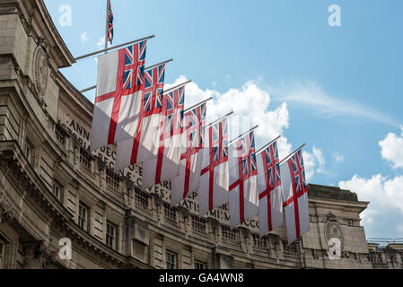 Drapeaux pavillon blanc de l'Admiralty Arch sur le Mall et Trafalgar Square, Londres Banque D'Images