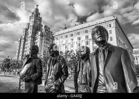 Les Beatles Statue Pier Head Liverpool UK monochrome Banque D'Images