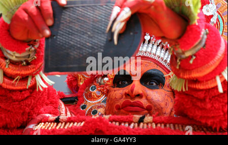 Un artiste Theyyam en plein visage., Theyyam(Teyyam Theyyattam,) est une forme de culte rituel populaire de Malabar au Kerala, Inde Banque D'Images