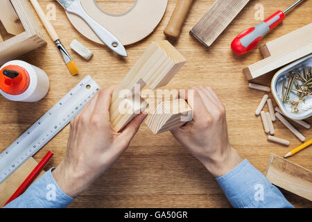 Atelier de travail du bois de la table. Fabrication de bois joint. Notion de bricolage. Banque D'Images