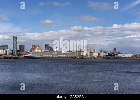 Bateau de croisière Cunard Liner at Liverpool pierhead terminal sur la Mersey avec les trois grâces dans l'arrière-plan. Banque D'Images