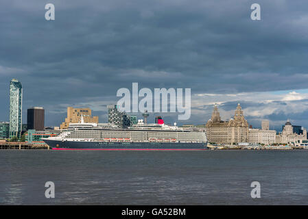 Bateau de croisière Cunard Liner at Liverpool pierhead terminal sur la Mersey avec les trois grâces dans l'arrière-plan. Banque D'Images