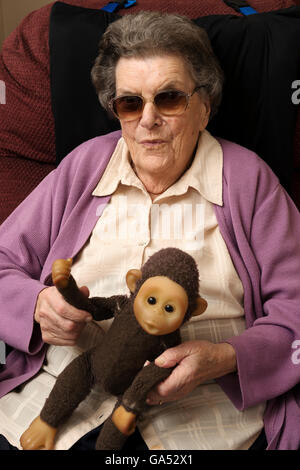 94-ans femme souffrant avec les premiers stades de la démence, Banque D'Images